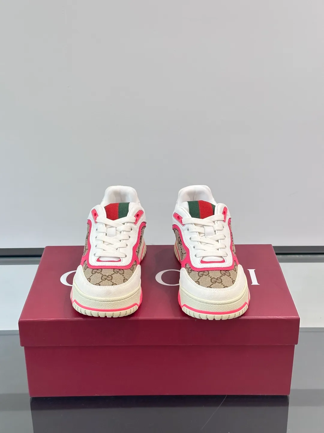 Men's Men's Shoes 💰480 [New Style] 🦨🦨Gucci 𝐆𝐮𝐜𝐜𝐢 𝐑𝐞-𝐖𝐞𝐛 As a sneaker created by Sabato De Sarno for Gucci, the Re-Web series reinterprets the brand's classic stripes, with bold and unique details to set off a modern silhouette design. These shoes are crafted from white leather. This new sneaker is ingeniously decorated with many of the brand's classic details, and is equipped with a bright red and green webbing tongue, which will make people fall in love at first sight. White leather has been specially treated to be soft and shiny, with an embossed grained texture. Script Gucci logo and Interlocking G web label with Interlocking G and script Gucci logo. Rubber outsole with Interlocking G detail eyelets. Web tongue. Size: Female 35-40 (Female 41, 42 customized). Male 38-44 (45, 46 customized)